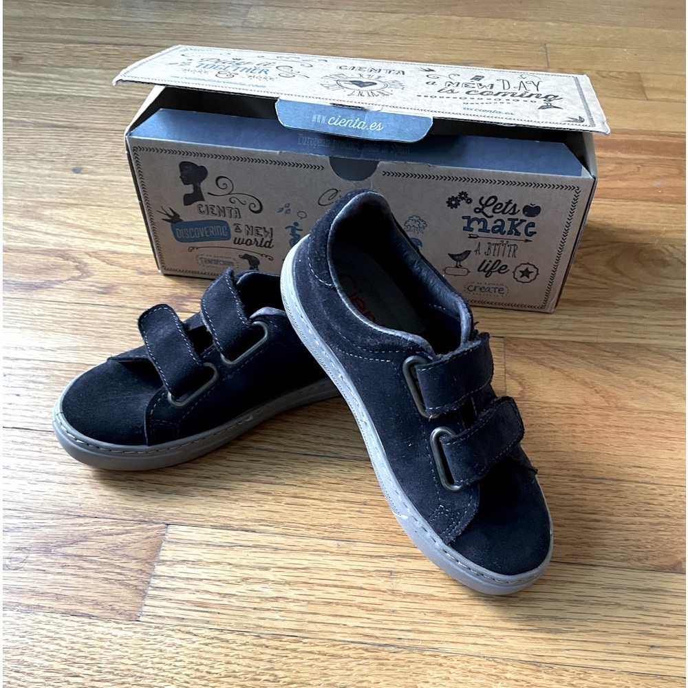 Boys sz 1 (32 euro) black/brown leather Velcro shoes